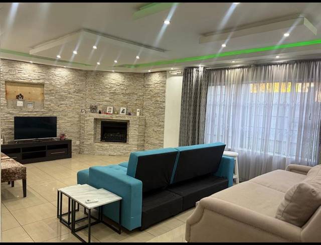3 BEDROOM HOUSE FOR SALE IN HAYFIELDS